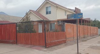 Gran casa esquina en Camino Las Flores Larapinta