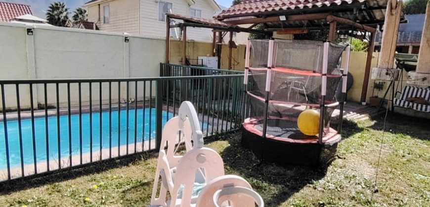 Bella Casa con piscina Pasaje Las Verbenas Poniente 2da etapa Larapinta